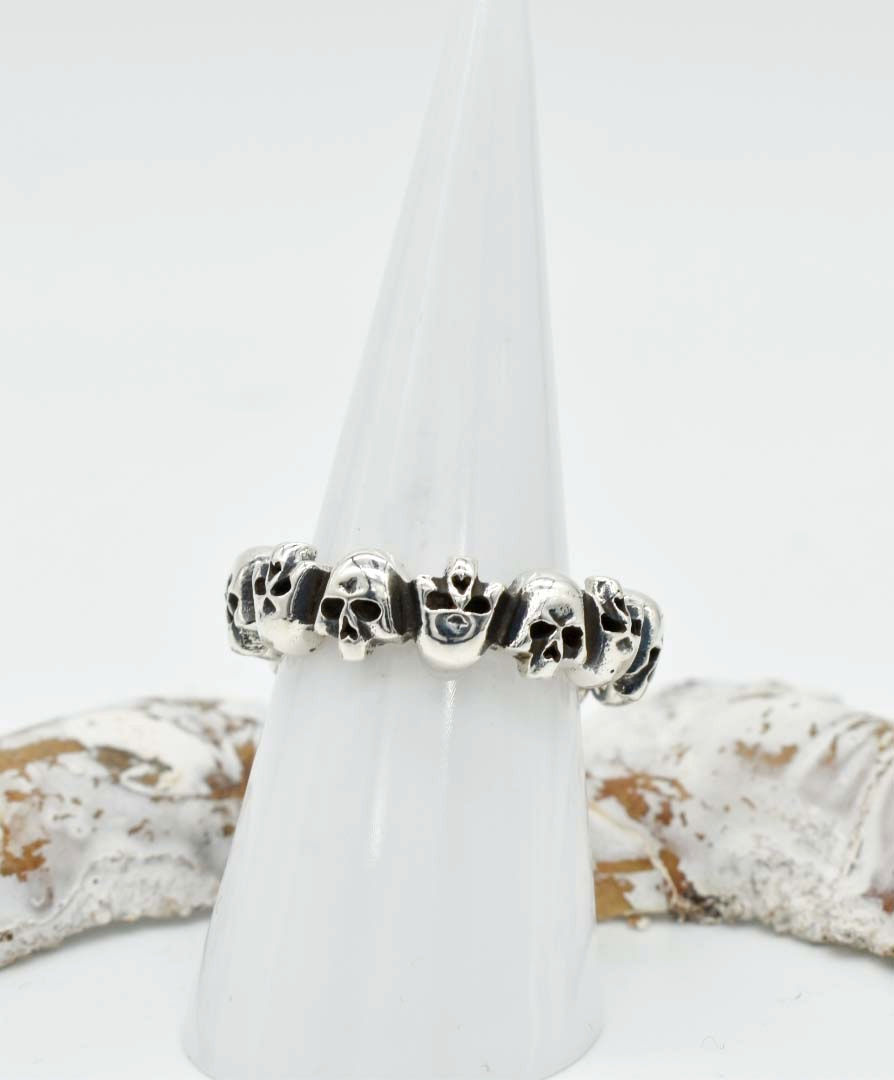 Thumbnail: 925 Silver Tiny Skulls Whole Band Ring