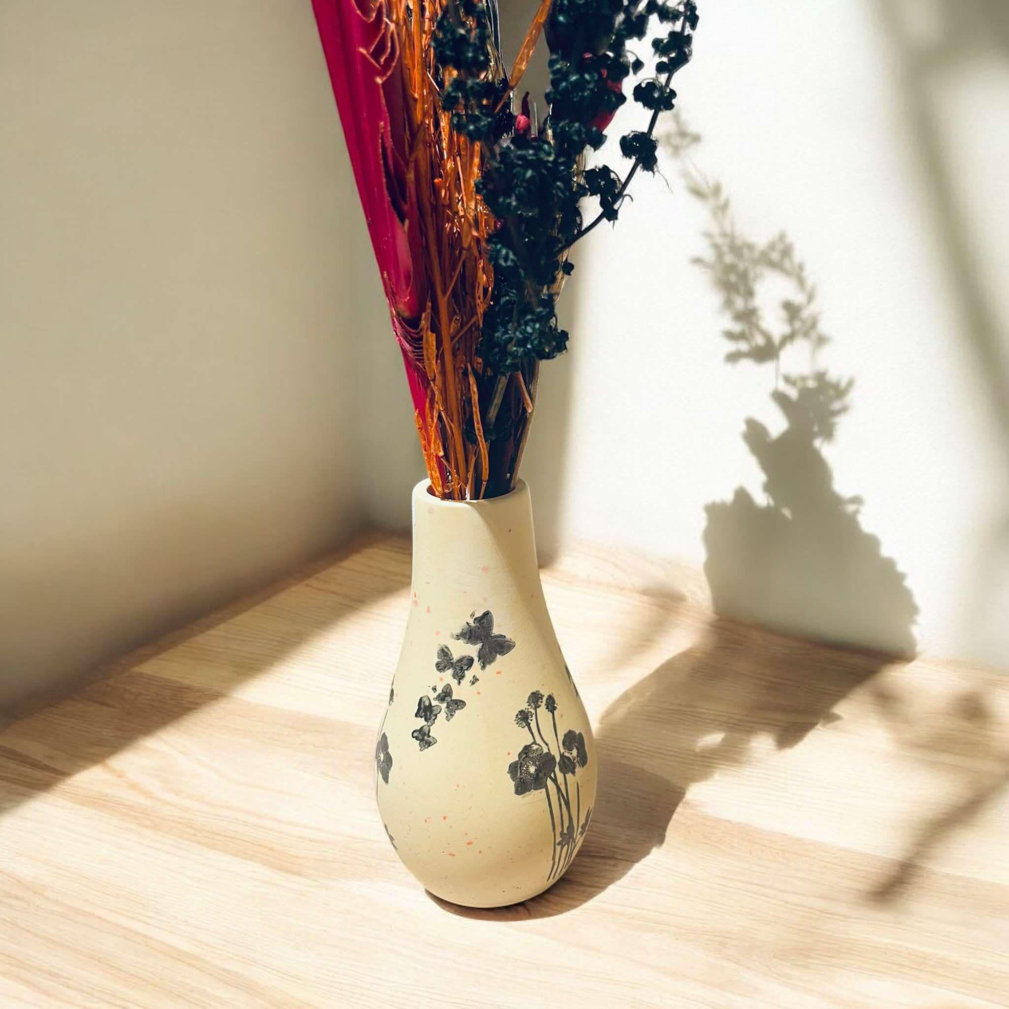 Vase avec dessins de papillons