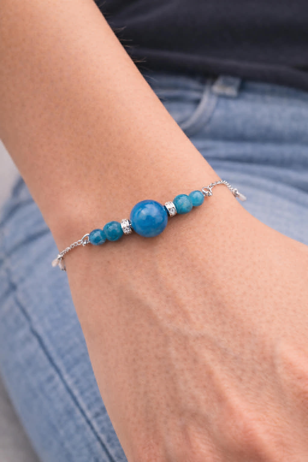 Bracelet apatite bleue naturelle avec perles de 4 et 10 mm monté sur chaîne en acier inoxydable, fait main en Belgique