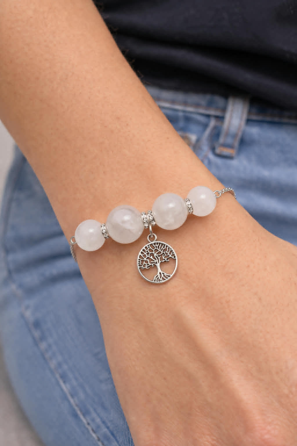 Bracelet sélénite 8/10 mm porté - pierre naturelle
