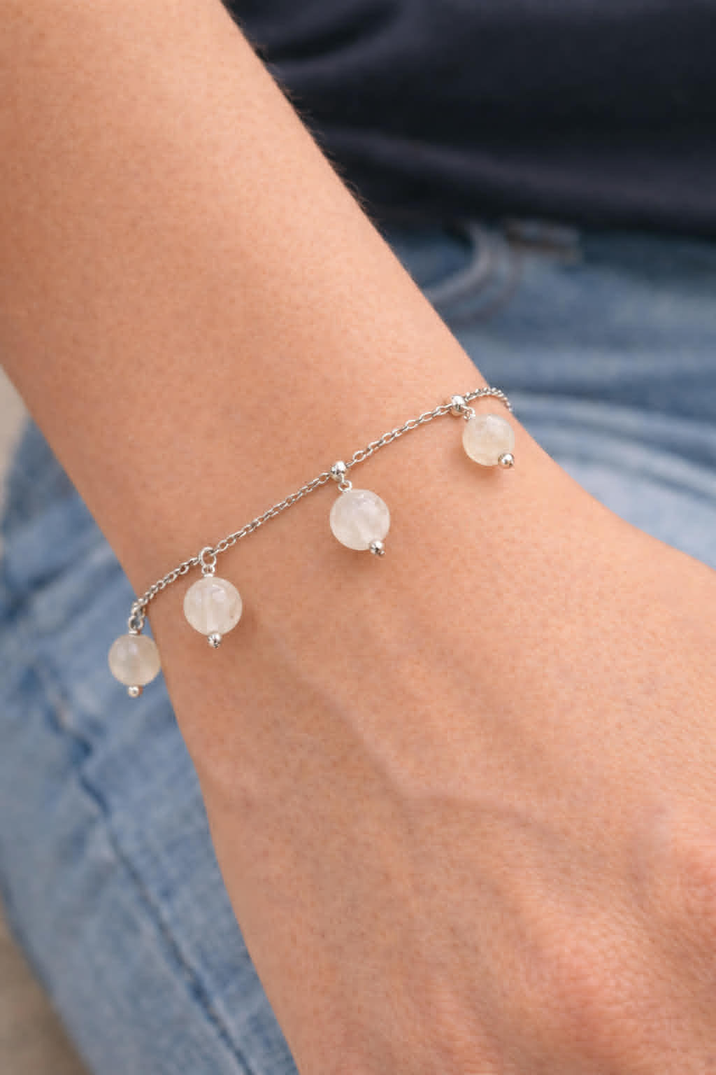 Bracelet sélénite naturelle 8 mm monté sur chaîne en acier inoxydable, fait main en Belgique