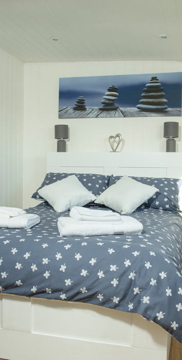 Alt tag: Warm and inviting bedroom space in Yew Lodge featuring soft lighting and rustic decor.

