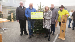 Überreicht wurde der Scheck von Bürgermeister Martin Leopoldinger, Käsehütte-Betreiber Karl Stix und Versteigerungsleiter Johann Schwaiger und Pater Stefan Obergfell an unsere ehrenamtliche Generalsekretärin Barbara Steinkellner.