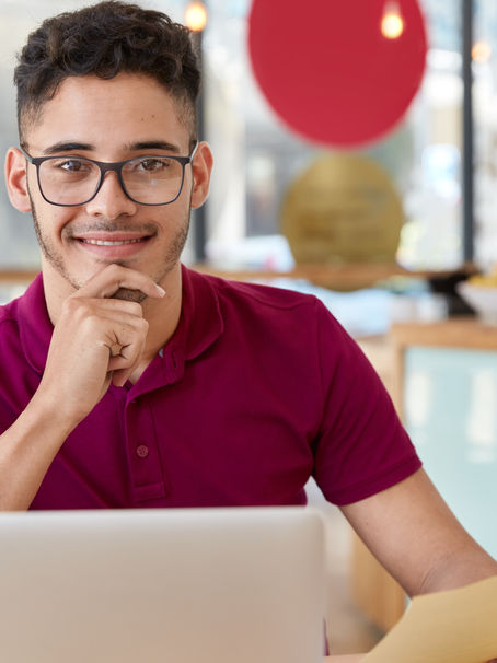 Hombre joven trabajando en una laptop