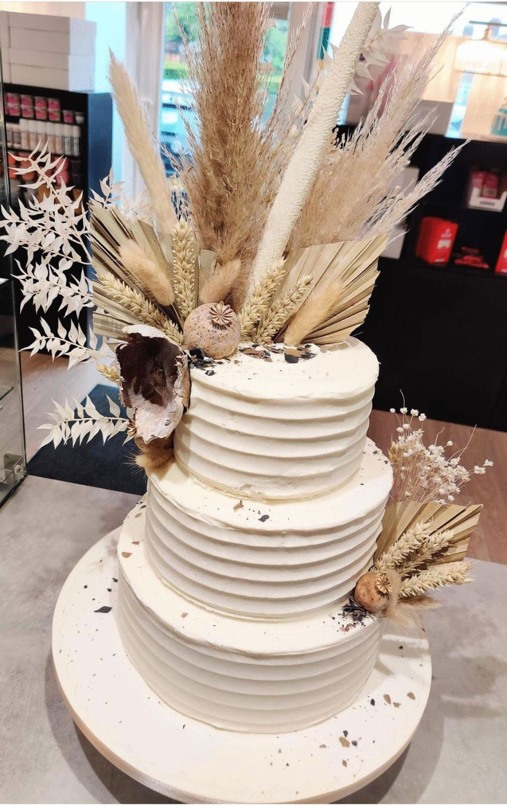 Pampas boho style wedding cake