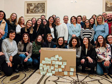 Un'assemblea allargata con dipendenti, collaboratori e amici