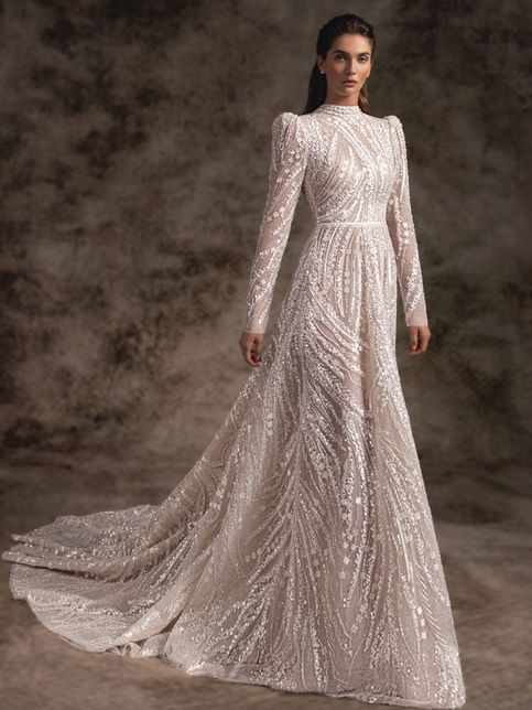 Abito da sposa con maniche lunghe collo alto e maniche