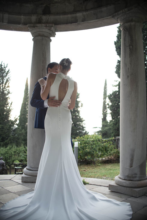 Elegante Federica nel suo abito sposa da sogno – scopri tutti i nostri modelli e consigli sul sito qualcosadiblu-trieste.com.