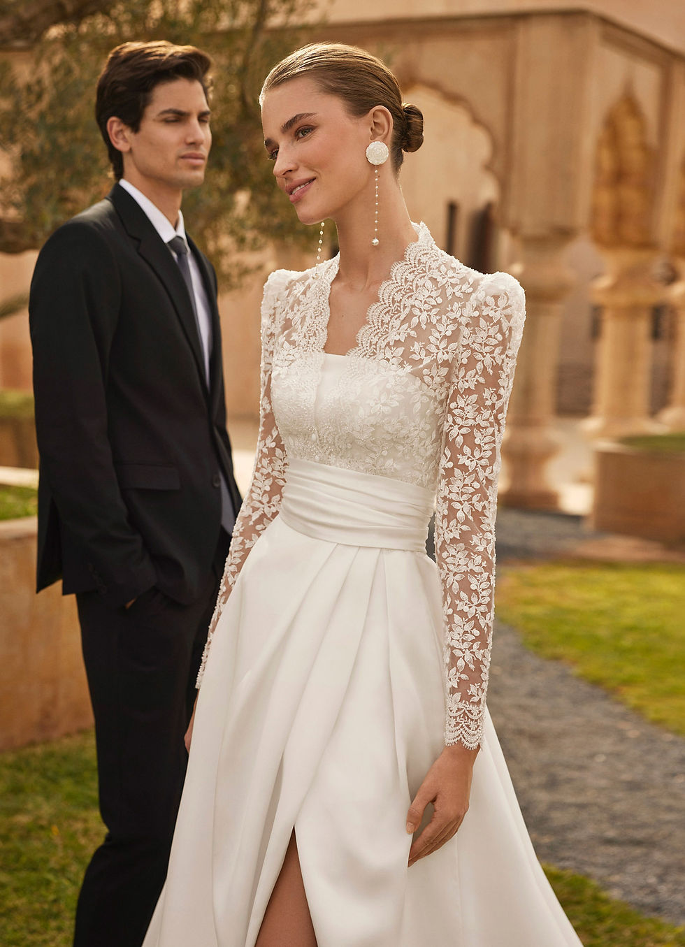 Rosa Clarà #ORBE - Abito da sposa A-line in Mikado Sienna, due pezzi con coprispalle removibile e spacco laterale.