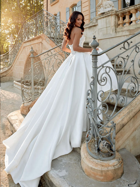 Abito da sposa principesco in Mikado con scollo a cuore senza spalline, corpetto con pizzo 3D e perline, gonna ampia con tasche e coda chapel