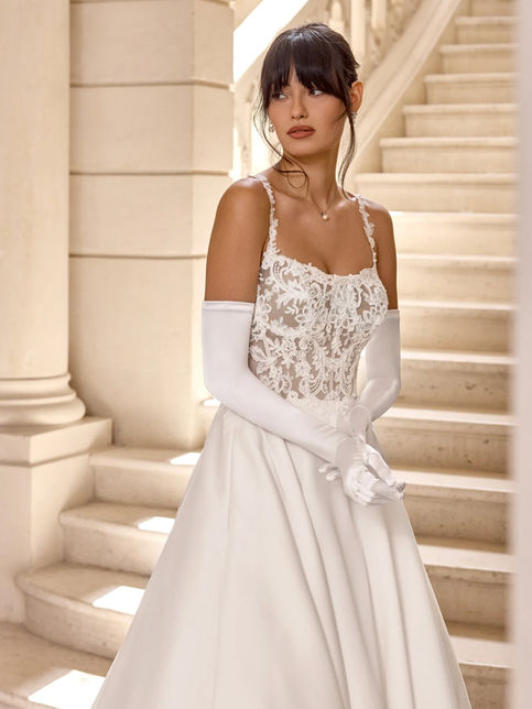 Abito da sposa Charline linea A in Mikado con scollatura tonda, corpetto in pizzo floreale con stecche a vista, gonna ampia con tasche e coda chapel