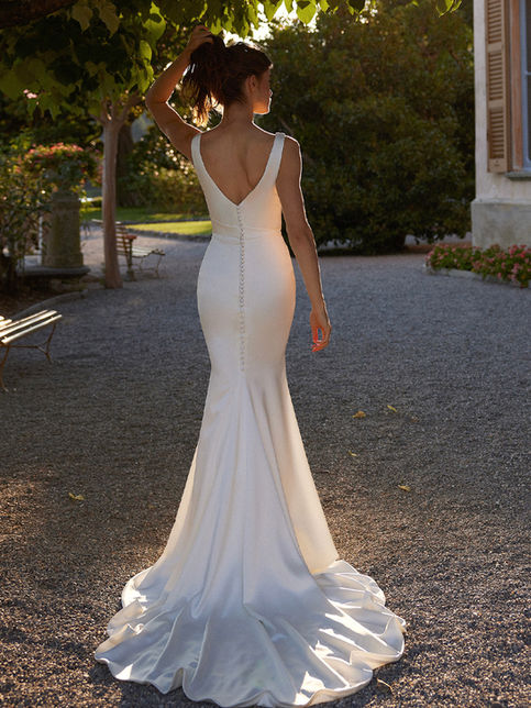 Abito da sposa scivolato in charmeuse con profondo scollo a V
