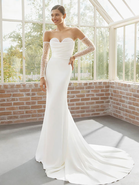 Abito da sposa a sirena in raso setoso e scollatura drappeggiata con strass.
