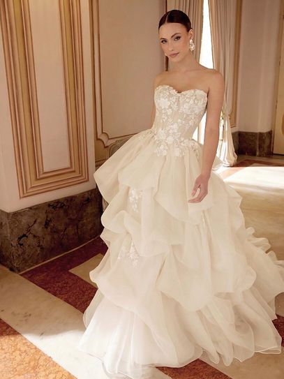 Abito da sposa principessa in organza con gonna a balze, scollatura a cuore e applicazioni in pizzo rosa e verde su tulle e rete