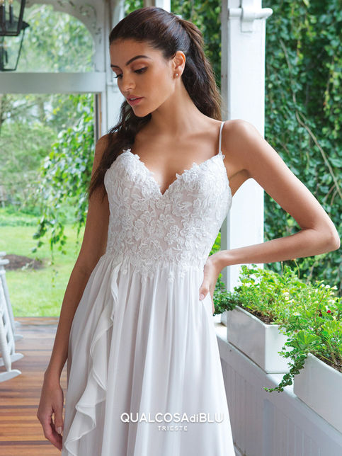 Abito da sposa slim con corpetto in pizzo e paillettes