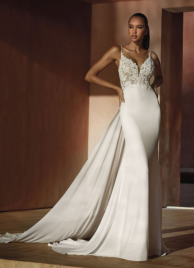 Abito da sposa stile sirena con scollo a V e senza maniche in crepe