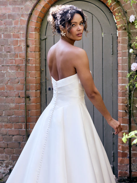 Abito da sposa principesco in Mikado con scollo a cuore senza spalline, bustier drappeggiato asimmetrico, vita basca, gonna ampia con tasche e strascico chapel con bottoni