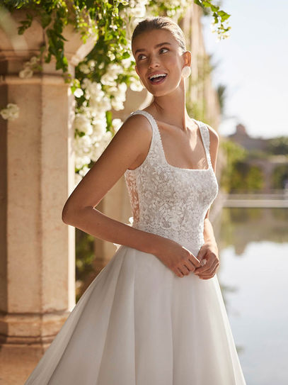 Rosa Clarà #ONA - Abito da sposa A-line in organza con corpetto in pizzo e perline, scollo quadrato, maniche removibili e schiena a V.