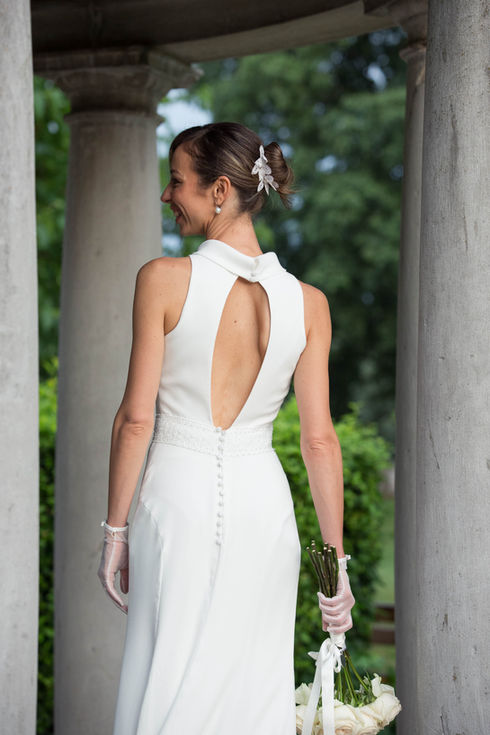 Elegante Federica nel suo abito sposa da sogno – scopri tutti i nostri modelli e consigli sul sito qualcosadiblu-trieste.com.