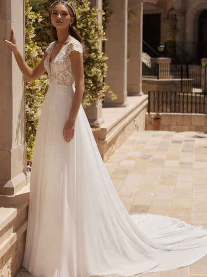 Agate Abito da sposa in chiffon e pizzo con scollo a V e delicate manichette a coppa.
