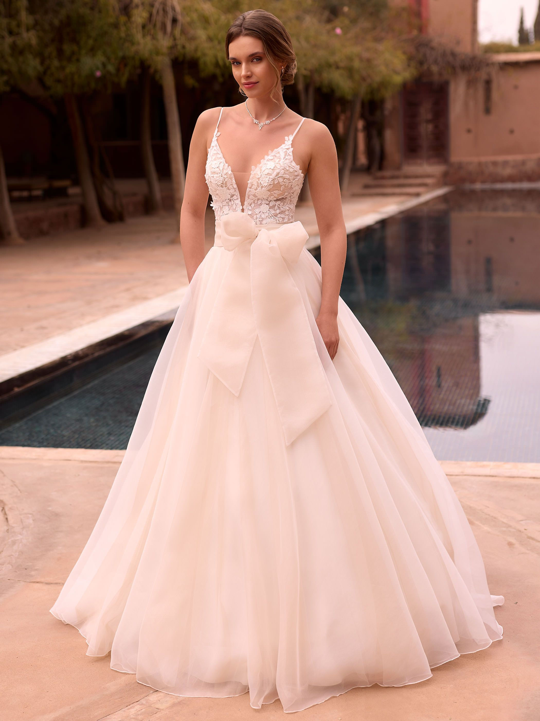 Abito da sposa corpetto in pizzo e ampia gonna in organza
