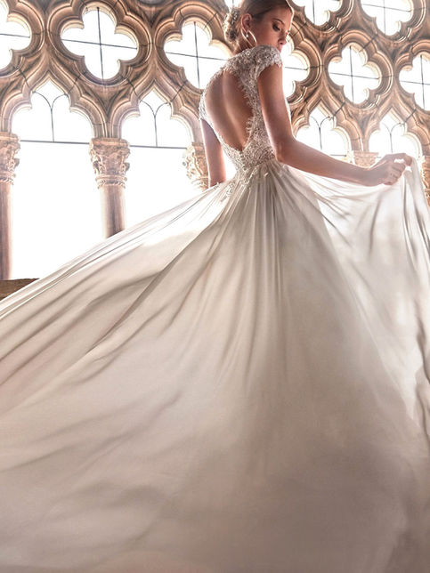 Abito da sposa svasato con scollo a V e spalline