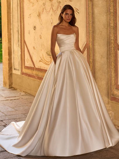Abito da sposa principessa in raso Alberto Palatchi 2027 con bustier drappeggiato scollo a barchetta schiena scoperta e velo in tulle con applicazioni floreali 3D.