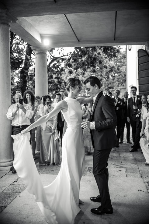 Elegante Federica nel suo abito sposa da sogno – scopri tutti i nostri modelli e consigli sul sito qualcosadiblu-trieste.com.