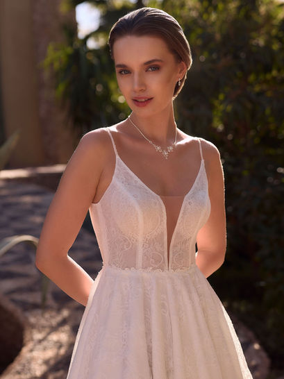Abito da sposa corto in pizzo Chantilly.