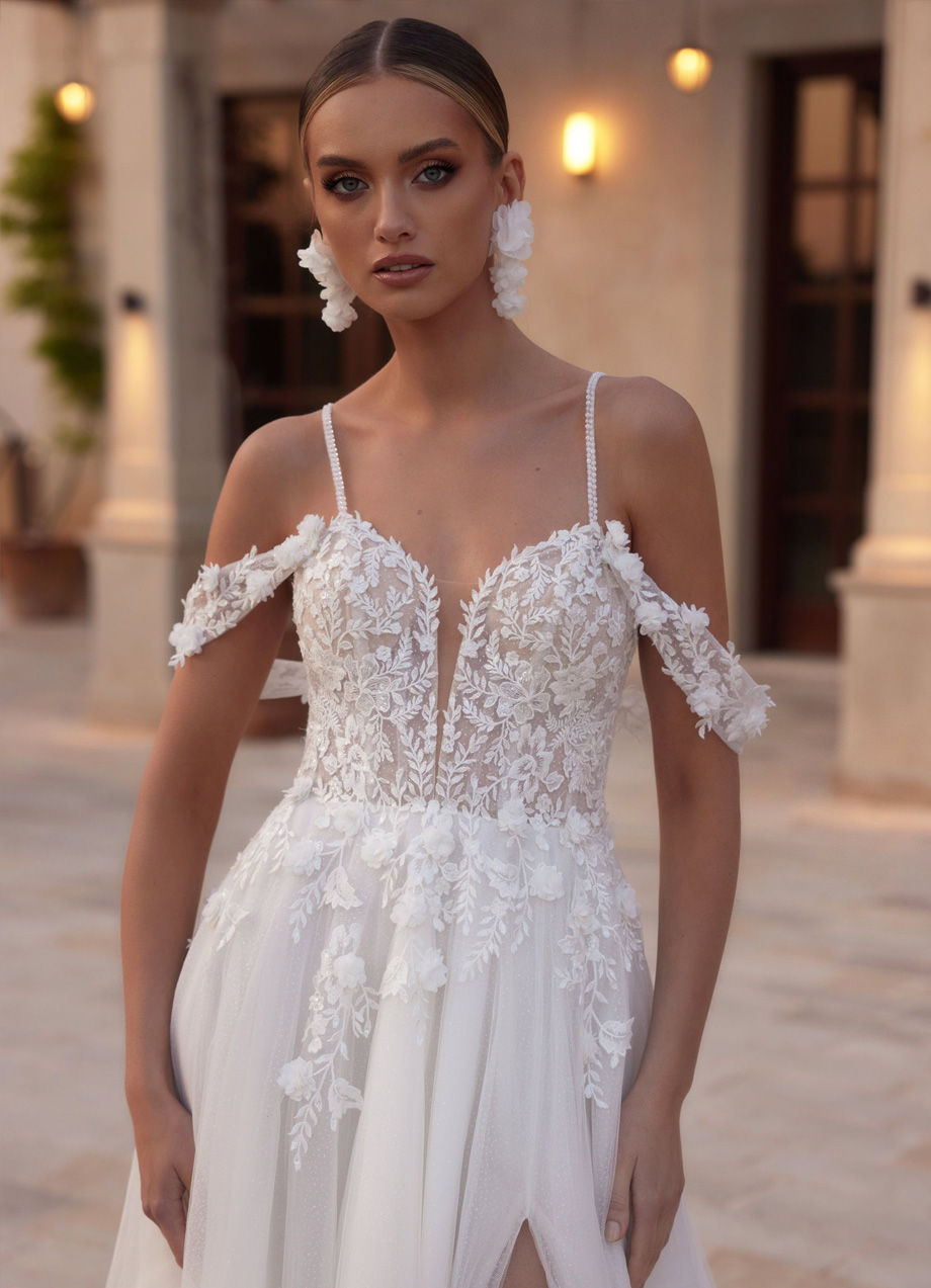 Abito da sposa in stile principessa in tulle glitterato e pizzo.