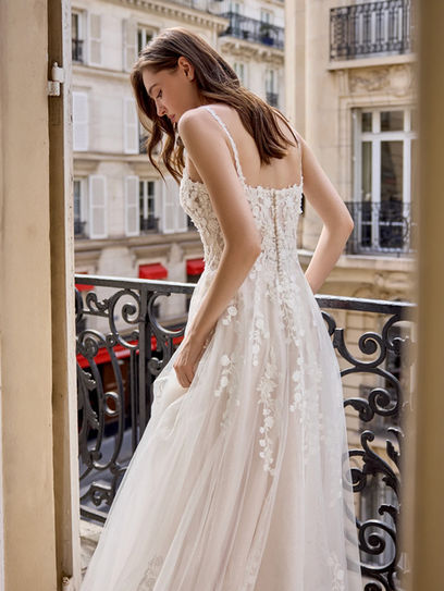 Abito da sposa A-line in tulle glitterato con scollatura bikini, bustino trasparente ricamato con pizzo, perline e fiori 3D, gonna ampia con strascico cappella
