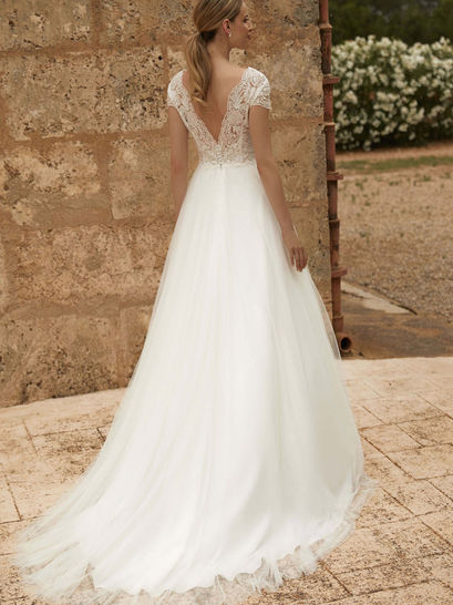 Abito da sposa principessa in pizzo e tulle con maniche a farfalla e scollo Queen Anne con schiena a V.