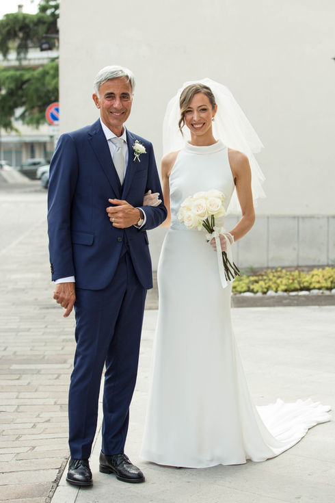 Elegante Federica nel suo abito sposa da sogno – scopri tutti i nostri modelli e consigli sul sito qualcosadiblu-trieste.com.