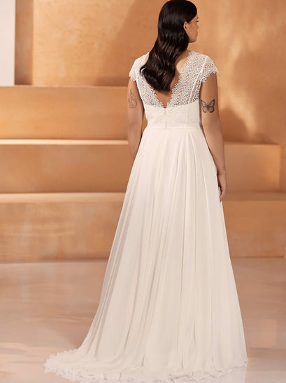 Ksena Abito da sposa curvy A-Line realizzato in pizzo e chiffon con scollo a V