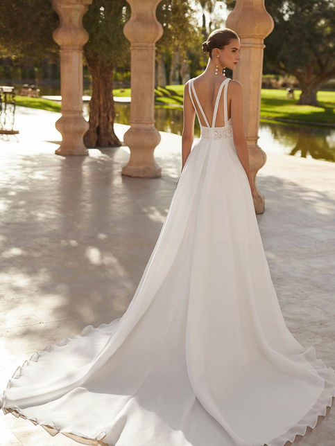 Rosa Clarà #OMBRA – abito da sposa A-line in Mikado Verona con corpetto in pizzo e perline, scollo a barca, spalline e spacco laterale.