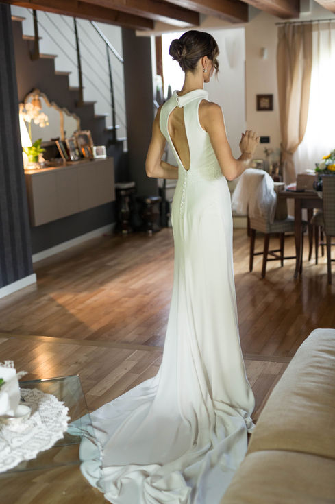 Elegante Federica nel suo abito sposa da sogno – scopri tutti i nostri modelli e consigli sul sito qualcosadiblu-trieste.com.