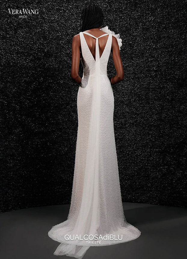 Un abito vintage in tulle carne-beige cosparso di perline