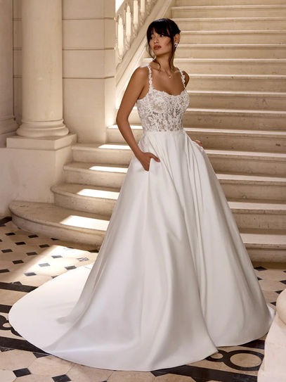 Abito da sposa Charline linea A in Mikado con scollatura tonda, corpetto in pizzo floreale con stecche a vista, gonna ampia con tasche e coda chapel