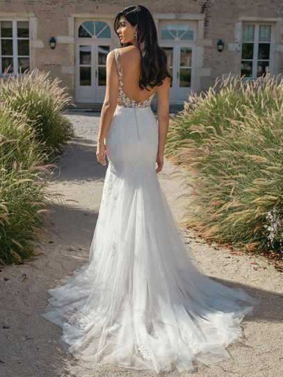 Abito da sposa a sirena con corpetto trasparente e profonda scollatura a V
