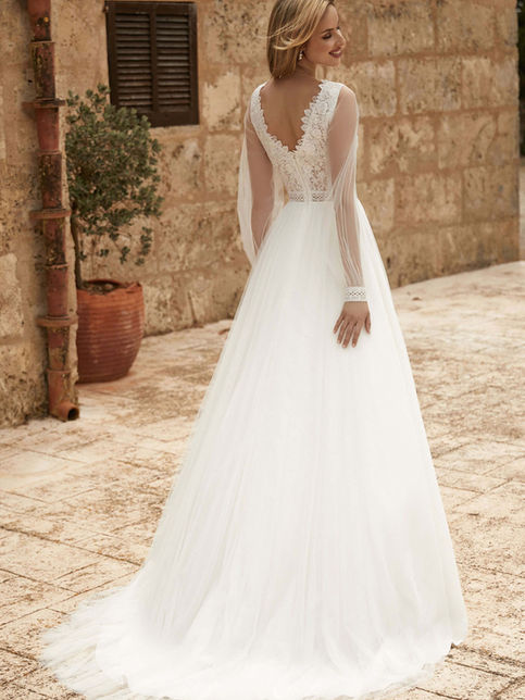Abito da sposa A-Line in pizzo e tulle con maniche lunghe e scollo Queen Anne con schiena a V.