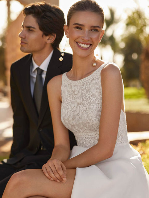 Rosa Clarà #OMBRA – abito da sposa A-line in Mikado Verona con corpetto in pizzo e perline, scollo a barca, spalline e spacco laterale.