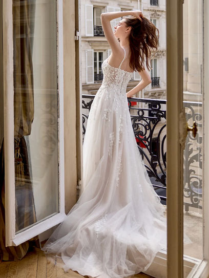Abito da sposa A-line in tulle glitterato con scollatura bikini, bustino trasparente ricamato con pizzo, perline e fiori 3D, gonna ampia con strascico cappella