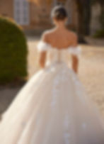 Rosa Clarà #Varen - Abito da sposa A-line in tulle con pizzo, perline, scollo profondo, spalline floreali e schiena corsetto.