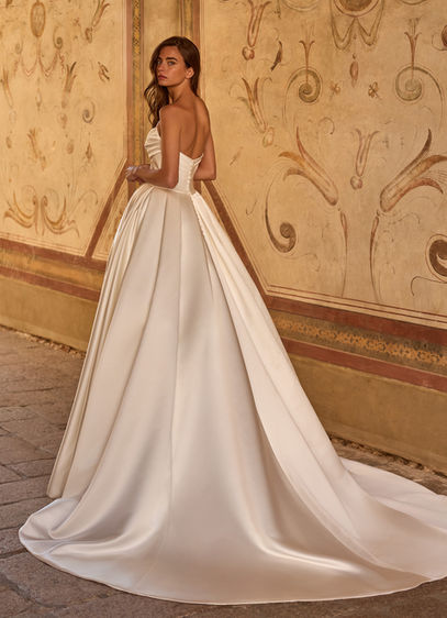 Abito da sposa principessa in raso Alberto Palatchi 2027 con bustier drappeggiato scollo a barchetta schiena scoperta e velo in tulle con applicazioni floreali 3D.