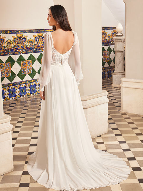 Abito da sposa in chiffon con maniche lunghe e scollo squadrato