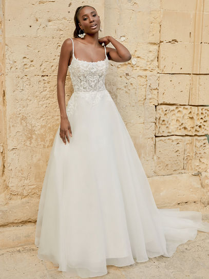 Abito da sposa linea A in organza con corpetto trasparente in pizzo Chantilly e spalline ricamate.