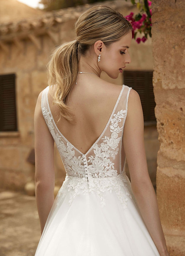 Abito da sposa principessa in pizzo e tulle senza maniche e scollo Queen Anne e schiena a V.