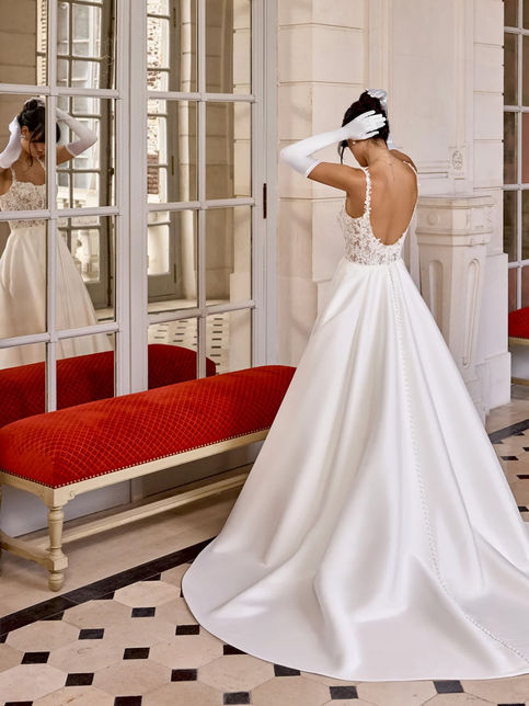 Abito da sposa Charline linea A in Mikado con scollatura tonda, corpetto in pizzo floreale con stecche a vista, gonna ampia con tasche e coda chapel
