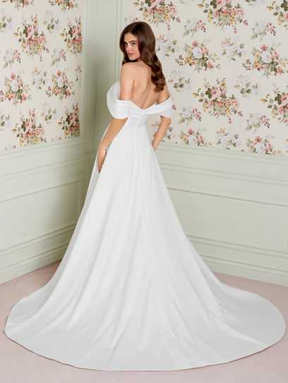 Abito da sposa in crêpe a trapezio con scollo plissettato a spalle scoperte, linea asimmetrica e tessuto Stretch Mikado curvy elegante.