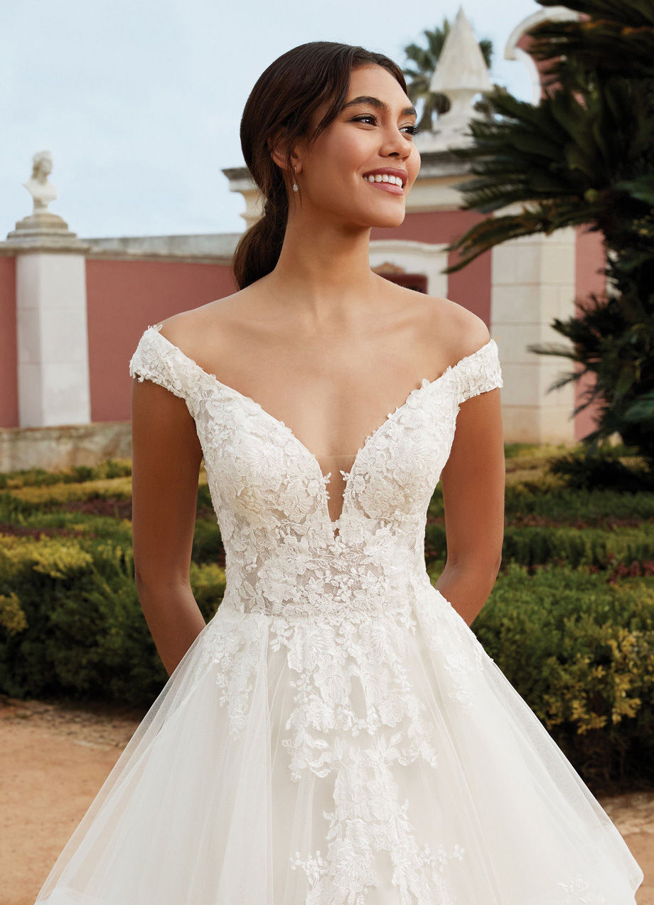 Abito da sposa con scollatura profonda e gonna in tulle a strati.